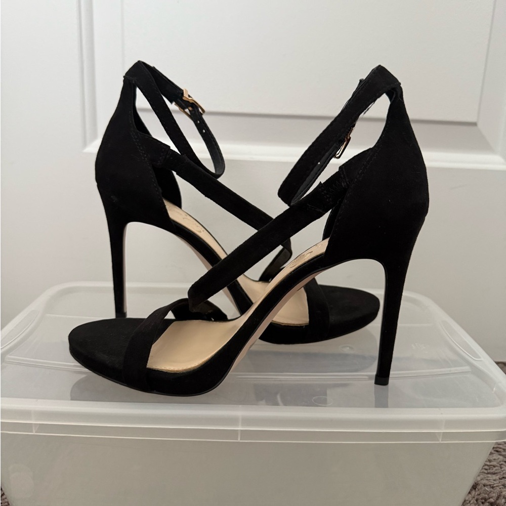 Jessica Simpson Black Heels with Sleek Design